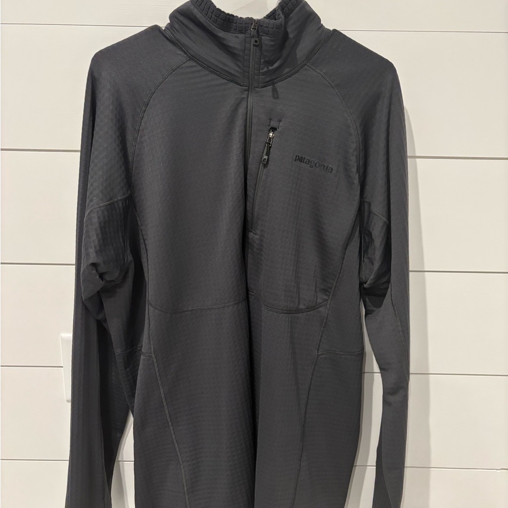 Patagonia Men's Dark Gray 1/4 zip pullover